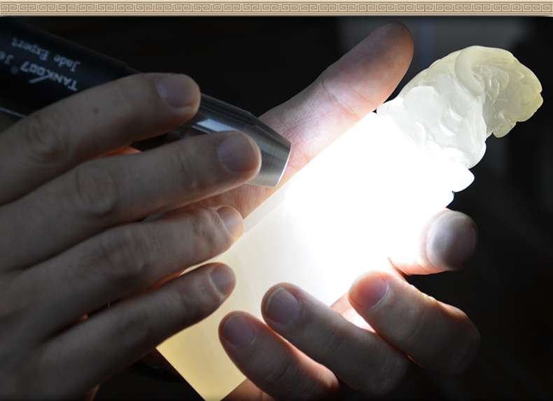 照玉強(qiáng)光手電筒不只可以鑒定琥珀,還可以鑒別各種的玉石、原石 照玉強(qiáng)光手電筒不只可以鑒定琥珀,還可以鑒別各種的玉石、原石