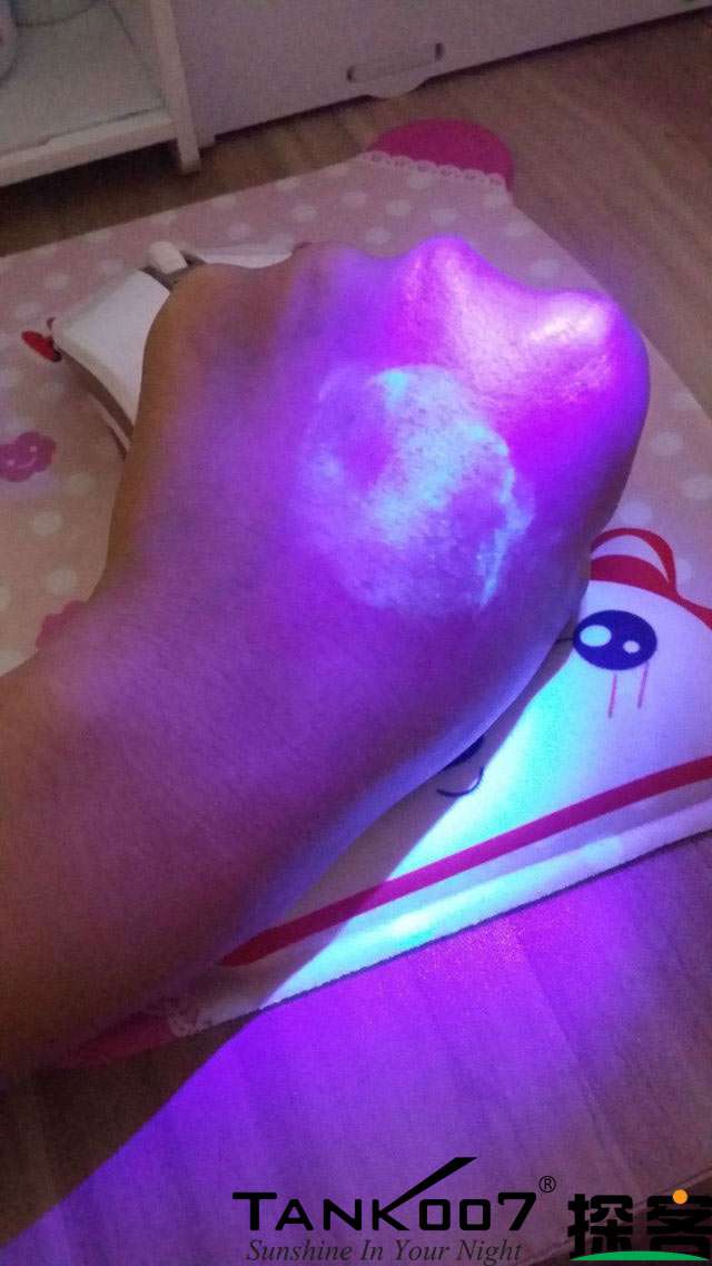 客戶買了紫光手電驗熒光劑,先拿面膜大姨媽巾開刀